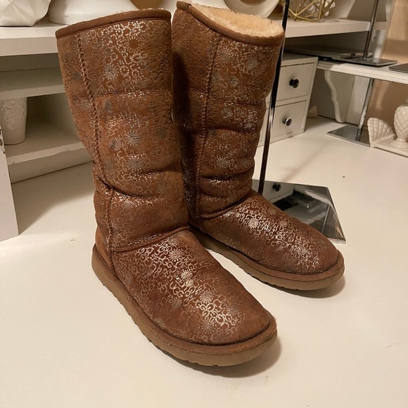 Uggs boots with light gold color logos all around the boots tan and gold - Picture 1 of 14